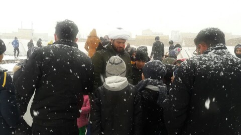 تصاویر/ فعالیت های فرهنگی طلاب در یک روز برفی در مناطق زلزله زده