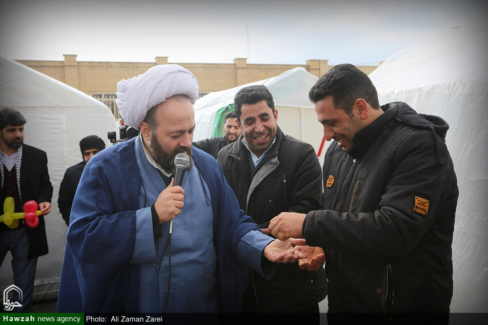 وقتی روحانیت شادی آفرین لحظههای غمناک مردم می شود...