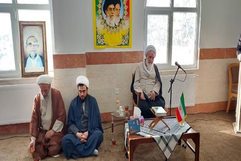 طلاب حضور پر رنگ و همراه با بصیرت در فضای مجازی داشته باشند