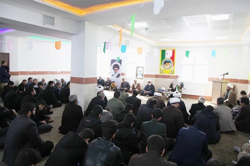 طلاب حضور پر رنگ و همراه با بصیرت در فضای مجازی داشته باشند