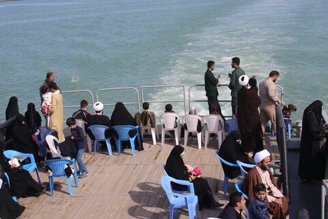 بازدید جمعی از طلاب خوزستانی از دستاوردهای نیروی دریایی سپاه