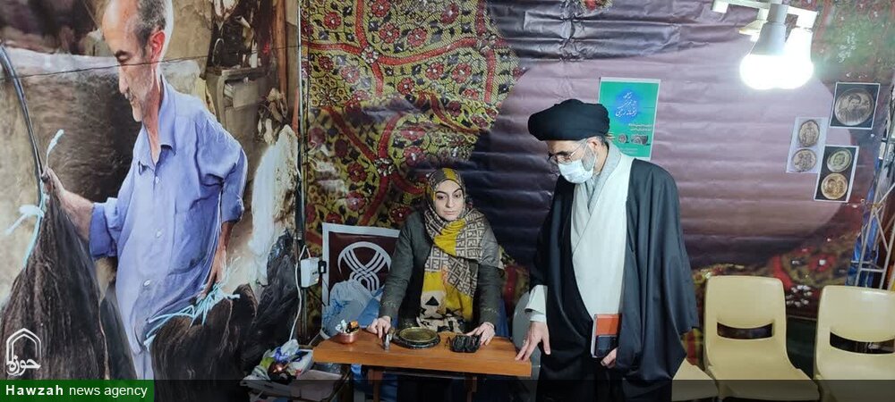 امام جمعه کاشان از نمایشگاه دستاوردها و توانمندیهای بانوان کاشانی بازدید کرد+ عکس