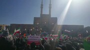 فیلم| اجرای همگانی سرودهای انقلابی در راهپیمایی ٢٢ بهمن دارالعباده یزد