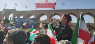 تصاویری از حضور کودکان در راهپیمایی ٢٢ بهمن یزد