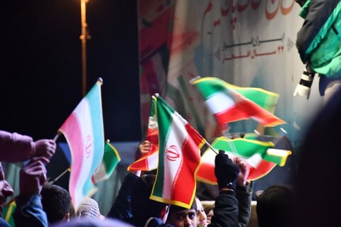 تصاویر/ حضور امام جمعه شهرستان خوی در مراسم جشن انقلاب در کمپ اسکان اضطراری