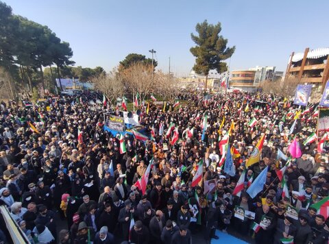 راهپیمایی مردم قم از میدان جانبازان به سمت میدان آستانه