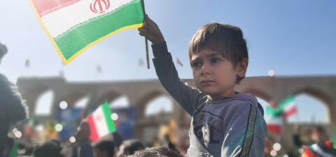 تصاویر/ حضور کودکان در راهپیمایی ٢٢ بهمن شهرستان یزد