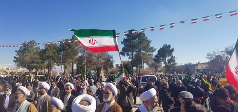 تصاویر/ حضور روحانیون و طلاب در راهپیمایی ٢٢ بهمن شهرستان یزد