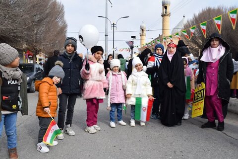 تصاویری از حضور دهه هشتادی و نودی های شهرستان شوط در راهپیمایی ۲۲ بهمن