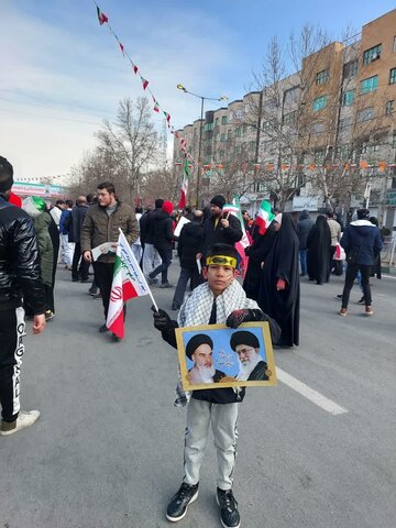 تصاویر/ حضور کودکان و نوجوانان کرجی  در راهپیمایی ۲۲ بهمن
