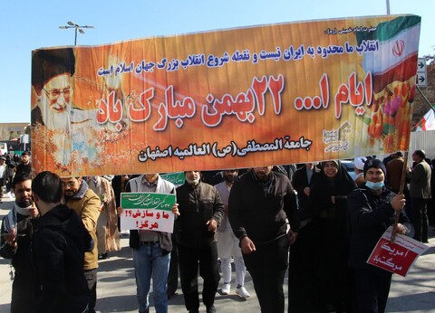 تصاویر/حضور حماسی طلاب غیرایرانی در راهپیمایی ۲۲بهمن اصفهان