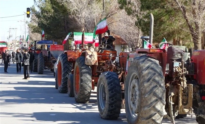 فیلم| راهپیمایی با تراکتور در یکی از روستاهای بوشهر