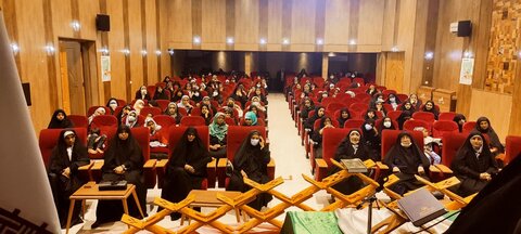 تصاویر/  نخستین محفل انس با قرآن کریم ویژه خواهران در بندرلنگه 