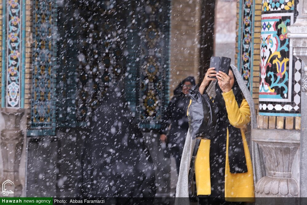 بالصور/ نزول الثلوج في مرقد السيدة فاطمة المعصومة عليها السلام بقم المقدسة