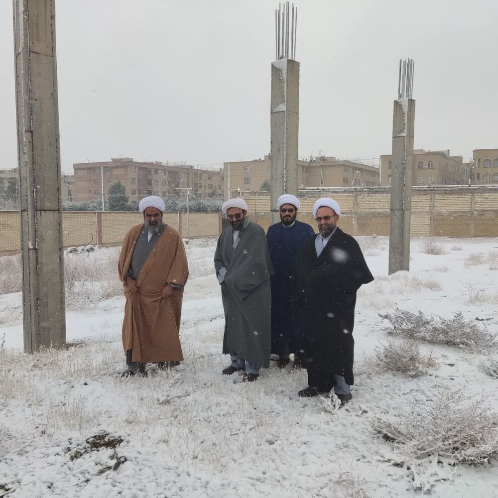 بازدید مدیر حوزه علمیه تهران از مدرسه امام رضا (ع) ملارد در یک روز برفی + عکس