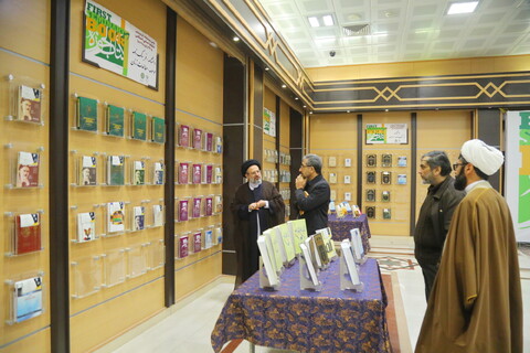 تصاویر / اولین نمایشگاه آثار منتخب علوم انسانی اسلامی به 34 زبان زنده دنیا در قم