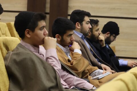 تصاویر/  برگزاری نشست طرح خوانش بیانیه گام دوم انقلاب در مدرسه علمیه امام خامنه ای ارومیه