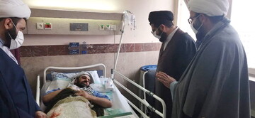 عیادت نماینده آیت الله اعرافی از روحانی مضروب تهرانی + عکس