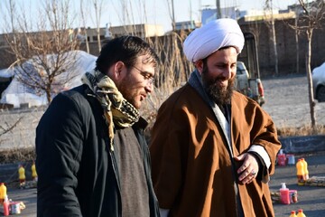 تصاویر/ بازدید امام جمعه خوی از محل آماده سازی بسته معیشتی برای زلزله زدگان خوی