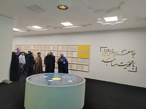 تصاویر/ بازدید طلاب مدرسه علمیه امام خمینی(ره) ماکو از نمایشگاه مسجد طراز