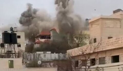 قوات الاحتلال تفجّر منزل الشهيد محمد الجعبري في الخليل
