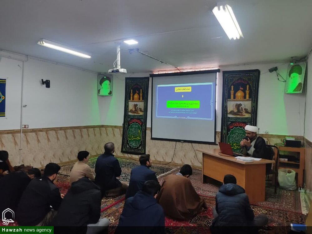 برگزاری نشست خوانش بیانیه گام دوم در مدرسه علمیه امام خمینی(ره) نهاوند + عکس