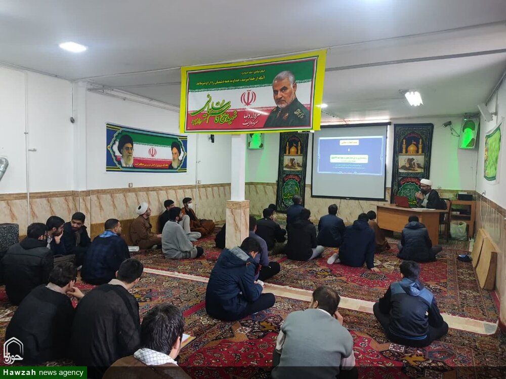 برگزاری نشست خوانش بیانیه گام دوم در مدرسه علمیه امام خمینی(ره) نهاوند + عکس
