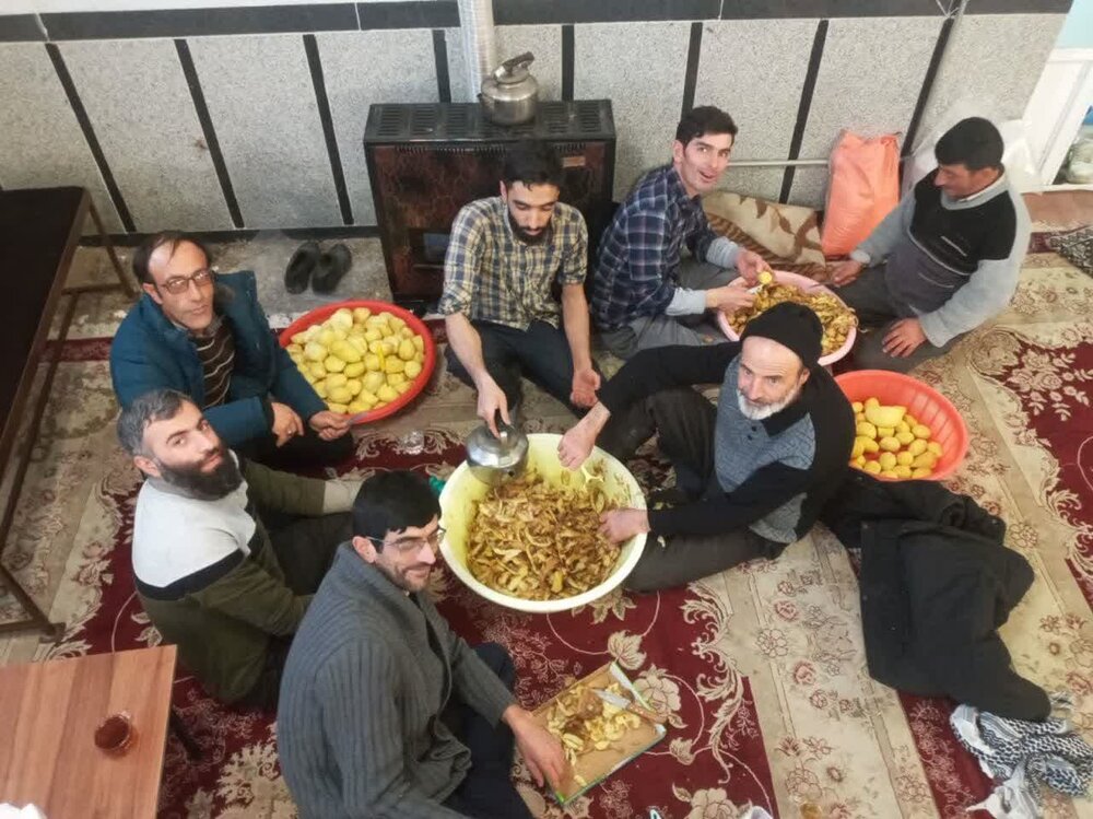 جهاد خدمت ادامه دارد / روحانیت همچنان در خط مقدم کمک به زلزله زده ها