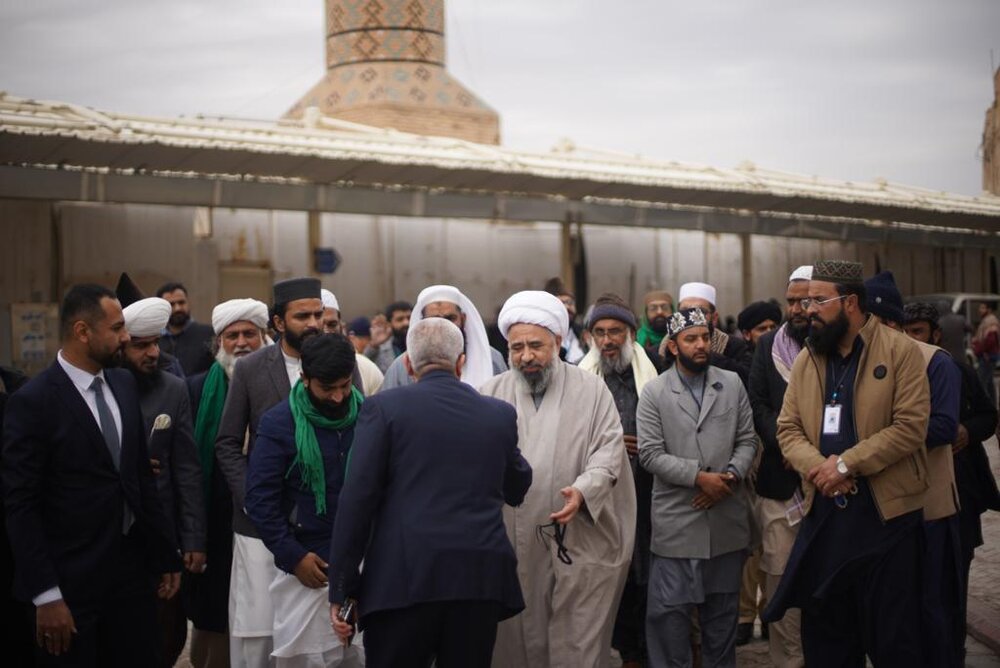 سامرا: پاکستان کے اہلسنت علماء کا امام علی نقیؑ اور امام حسن عسکریؑ کے روضہ مبارک پر حاضری