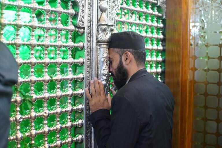 سامرا: پاکستان کے اہلسنت علماء کا امام علی نقیؑ اور امام حسن عسکریؑ کے روضہ مبارک پر حاضری