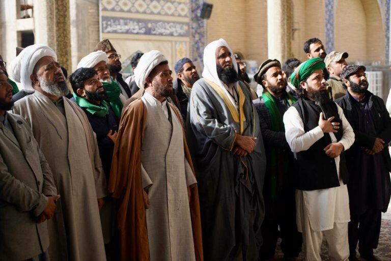 سامرا: پاکستان کے اہلسنت علماء کا امام علی نقیؑ اور امام حسن عسکریؑ کے روضہ مبارک پر حاضری