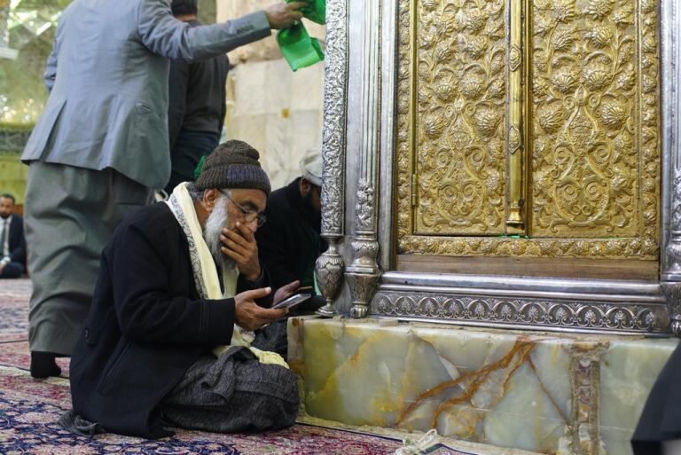 سامرا: پاکستان کے اہلسنت علماء کا امام علی نقیؑ اور امام حسن عسکریؑ کے روضہ مبارک پر حاضری