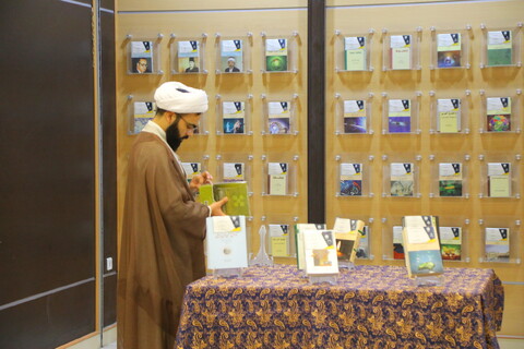 تصاویر / بازدید دبیرکل مجمع جهانی اهل بیت (ع) از نمایشگاه آثار منتخب علوم انسانی اسلامی به ۳۴ زبان زنده دنیا