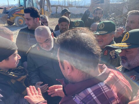 تصاویر/ بازدید فرمانده سپاه پاسداران از مناطق زلزله زده خوی