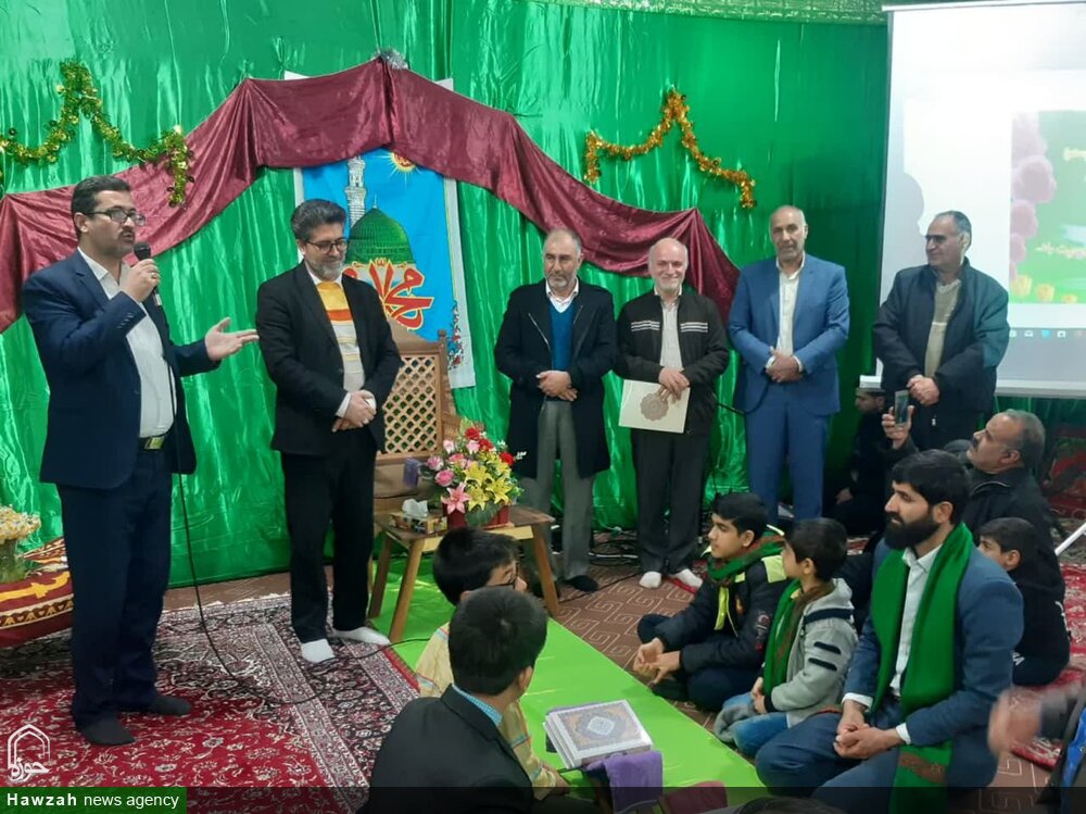 محفل انس با قرآن کریم در دشت انقلاب کاشان برگزار شد+ عکس