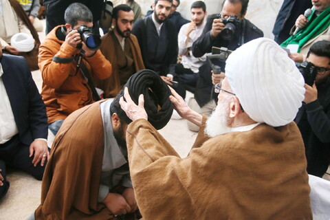 تصاویر / مراسم عمامه گذاری طلاب توسط آیت الله العظمی نوری همدانی در روز عید مبعث