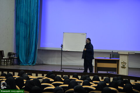 بالصور/ تنظيم ورشة خاصة لجهاد التبيين ورفع مستوى المبليغين في مدارس "أمين" التابعة لمحافظة ألبرز الإيرانية