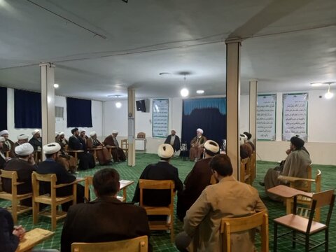 تصاویر / نشست مدیر حوزه علمیه استان قزوین با روحانیون شهرستان تاکستان -عکس امیر حسین اسد زاده