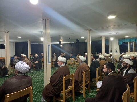 تصاویر / نشست مدیر حوزه علمیه استان قزوین با روحانیون شهرستان تاکستان -عکس امیر حسین اسد زاده