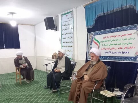 تصاویر / نشست مدیر حوزه علمیه استان قزوین با روحانیون شهرستان تاکستان -عکس امیر حسین اسد زاده