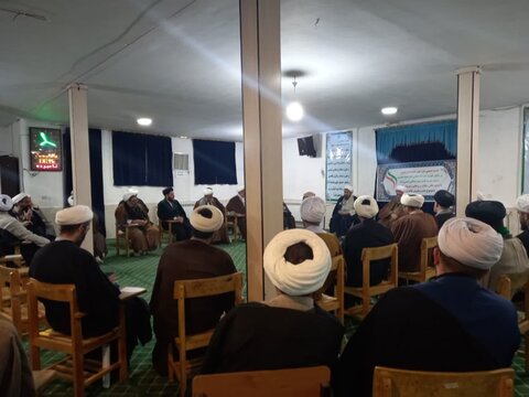 تصاویر / نشست مدیر حوزه علمیه استان قزوین با روحانیون شهرستان تاکستان -عکس امیر حسین اسد زاده