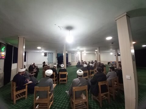 تصاویر / نشست مدیر حوزه علمیه استان قزوین با روحانیون شهرستان تاکستان -عکس امیر حسین اسد زاده