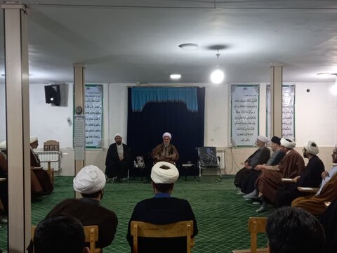 تصاویر / نشست مدیر حوزه علمیه استان قزوین با روحانیون شهرستان تاکستان -عکس امیر حسین اسد زاده