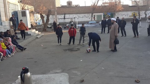 تصاویر/ استمرار فعالیت های جهادی و فرهنگی طلاب خوی در مناطق زلزله زده