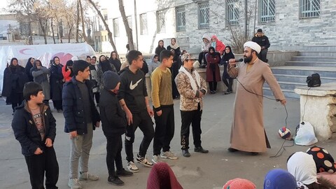 تصاویر/ استمرار فعالیت های جهادی و فرهنگی طلاب خوی در مناطق زلزله زده