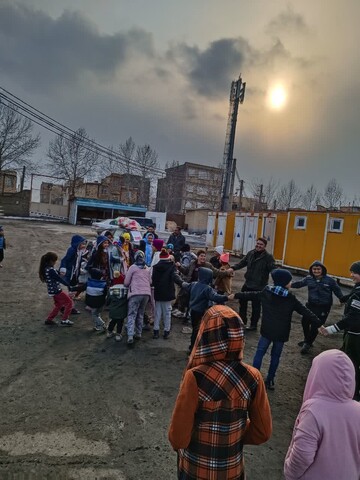 تصاویر/ استمرار فعالیت های جهادی طلاب خوی در مناطق زلزله زده