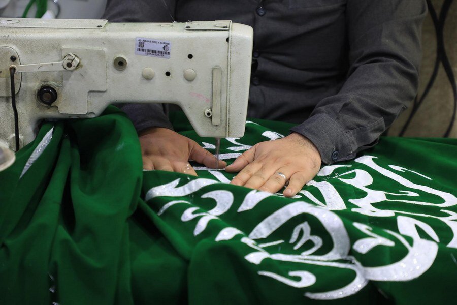 الانتهاء من خياطة لافتات المواليد المباركة للأئمّة الأطهار + الصور الانتهاء من خياطة لافتات المواليد المباركة للأئمّة الأطهار + الصور