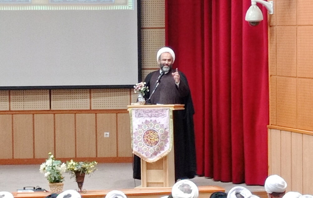 برای ساخت آینده ایران، نیازمند افراد مُقتدر معنوی هستیم/کانون های مولد بی عفتی مانع هویت یابی نسل جوان می شوند