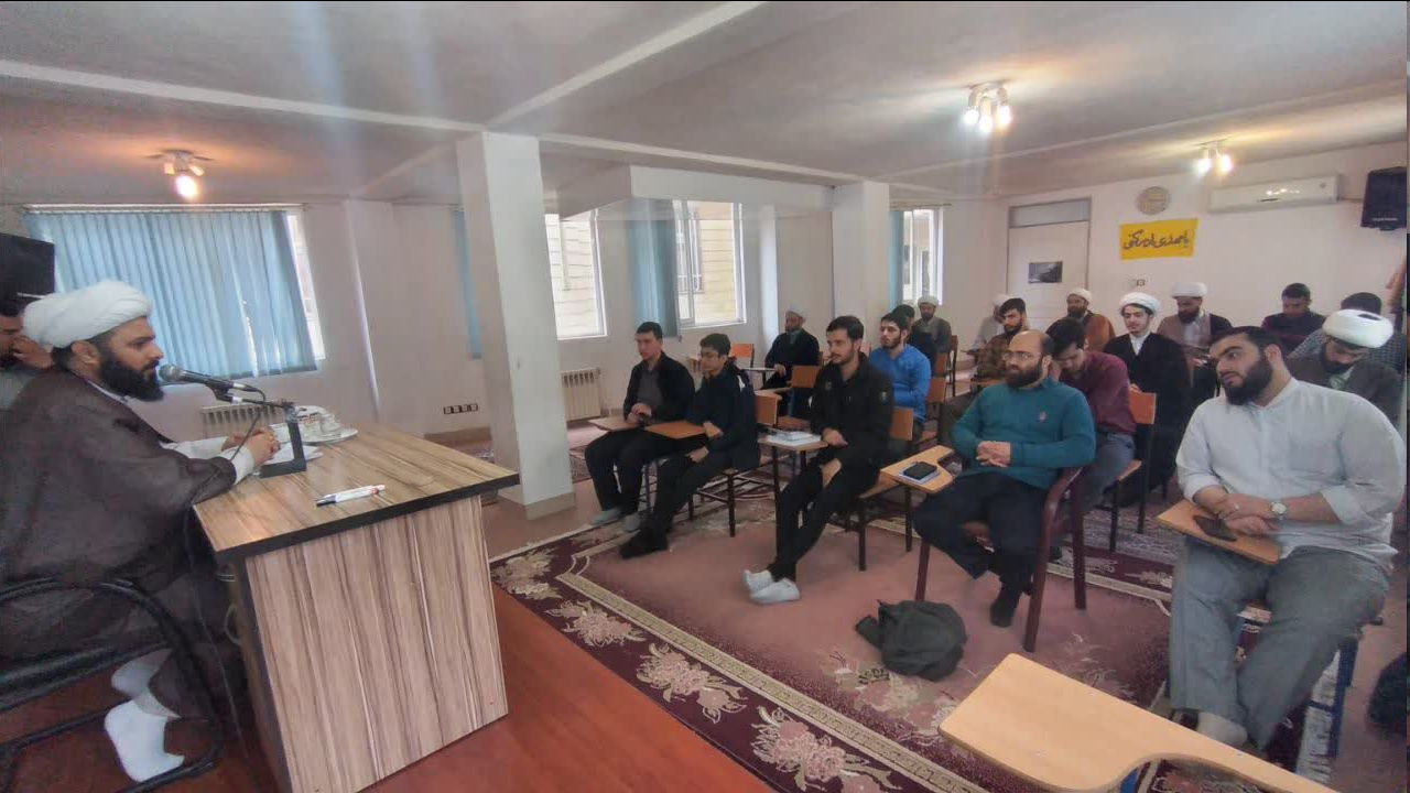 کرسی آزاد اندیشی ملزومات طلبه تراز انقلاب اسلامی در مدرسه علمیه صالح آباد رشت برگزار شد + عکس