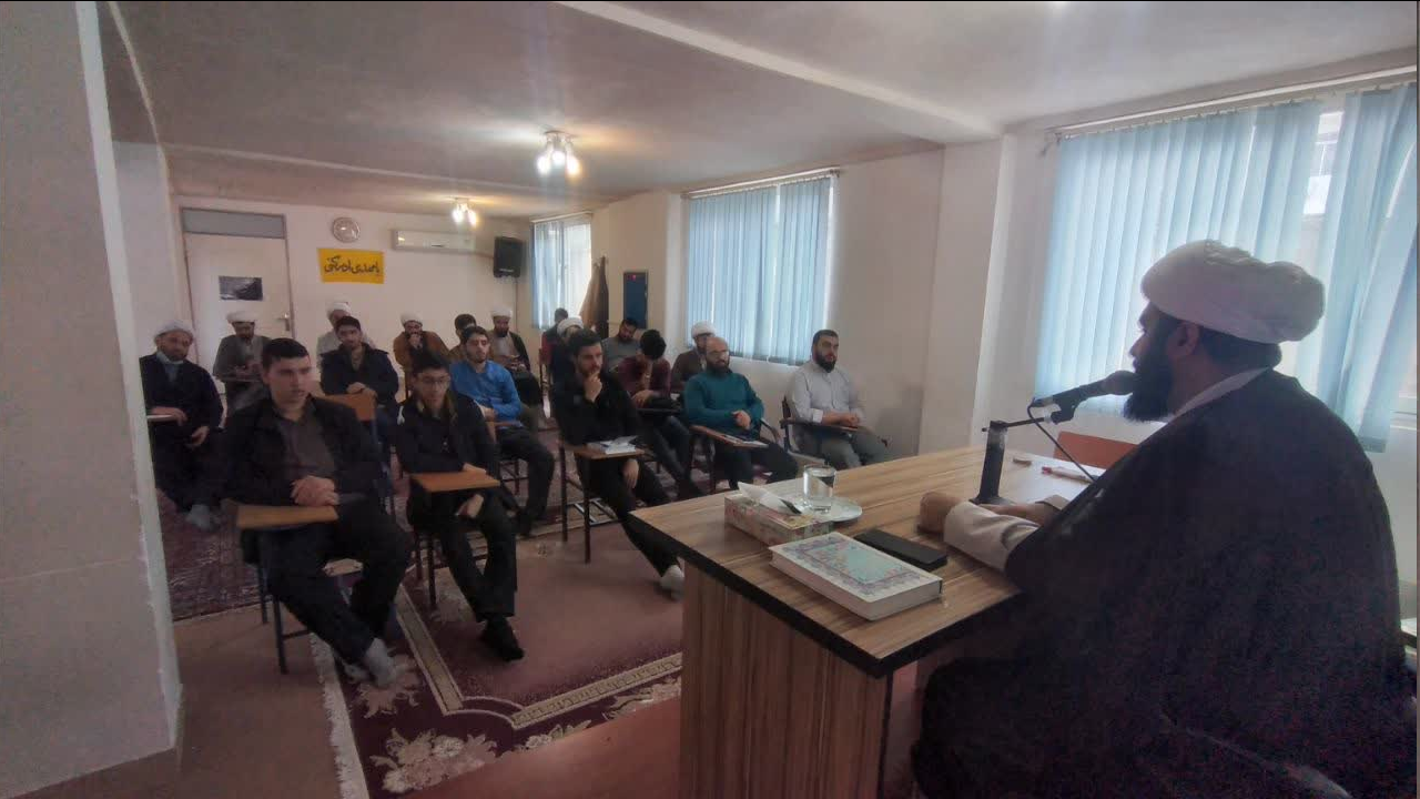 کرسی آزاد اندیشی ملزومات طلبه تراز انقلاب اسلامی در مدرسه علمیه صالح آباد رشت برگزار شد + عکس